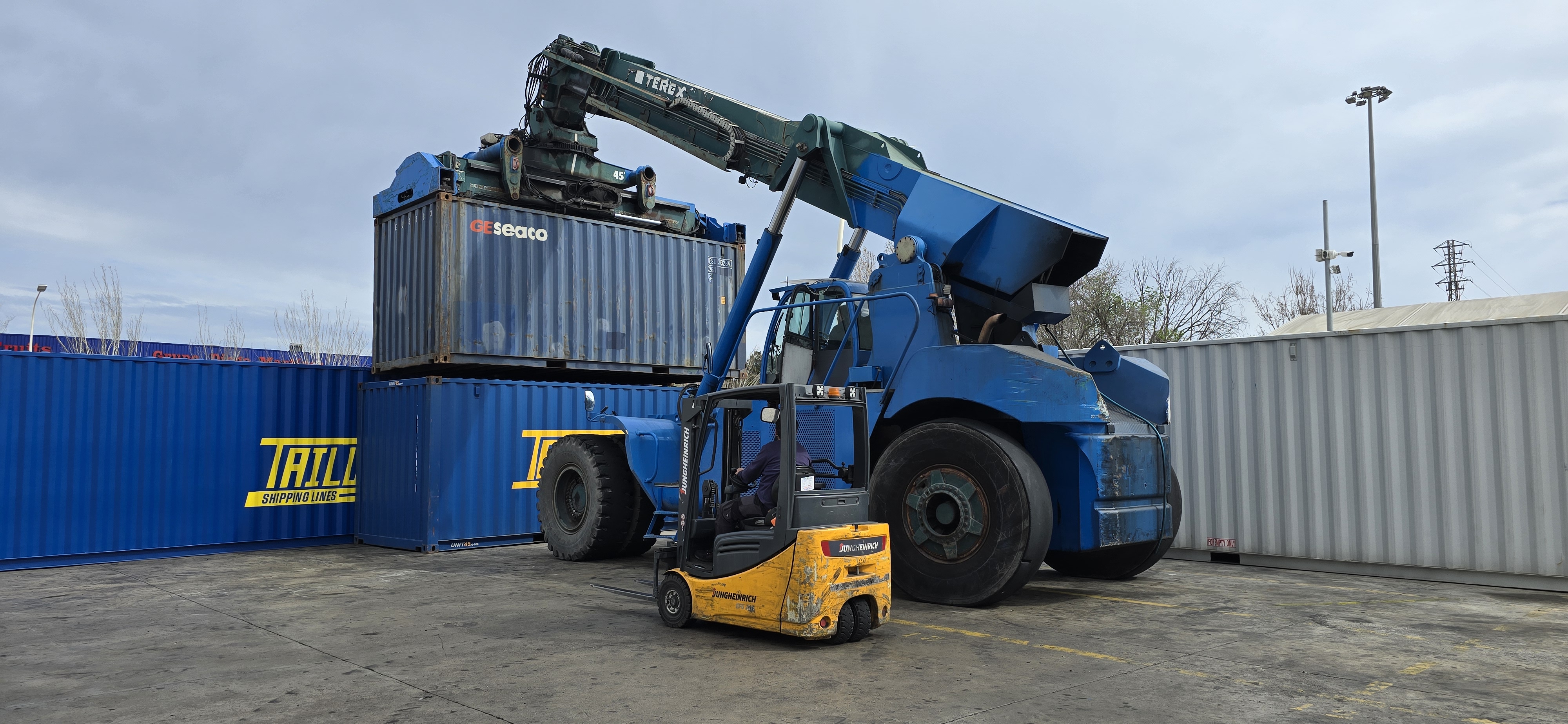REACH STACKER